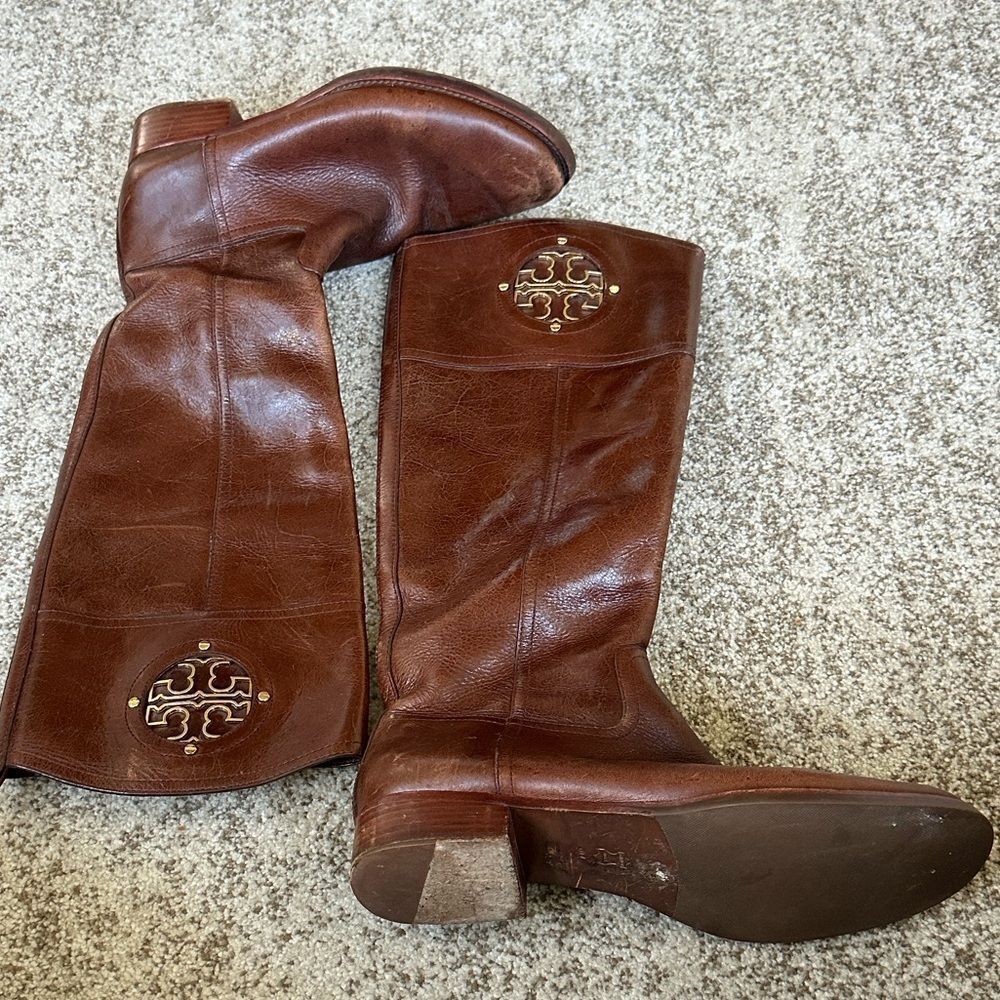 TORY BURCH Kiernan Leather Riding Boot Saddle Brown Gold Metal Logo 9
